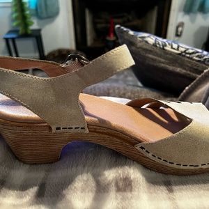 Dansko sandals size 10